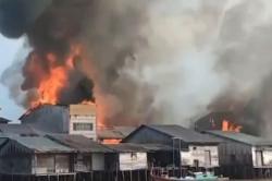 Kebakaran Hebat di Concong Inhil, 26 Rumah hingga Kantor Polisi Ludes Dilahap Api<