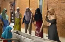 Gerhana Bulan, Warga Jombang Tabuh Lesung dan Ibu Hamil Duduki Sapu Lidi<