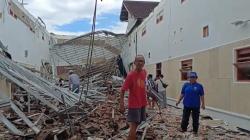 Mengerikan! Detik-Detik Atap Gereja di Bondowoso Ambruk Terekam CCTV<