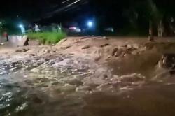 Tanggul Sungai Plumbon Semarang Jebol, Banjir Lumpur Terjang Rumah dan Pesantren<