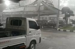 Gedung Gradhika Pemprov Jateng Rusak Tertimpa Tower saat Hujan dan Angin Kencang<