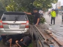 Kecelakaan di Tegal, Innova Hantam Pagar Kantor BMKG hingga Ringsek<