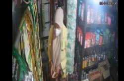 Terekam CCTV, Emak-Emak Curi Uang Rp15 Juta di Lapak Pedagang Pasar Pandaan<