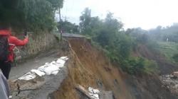 Jalur Utama ke Dieng di Banjarnegara Longsor, Kendaraan Dialihkan ke Jalur Alternatif<