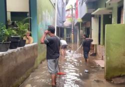 Banjir di Kebon Pala Jaktim Berangsur Surut, Warga Mulai Bersih-Bersih Rumah