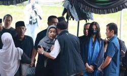 Tatapan Kosong Sheila Dara di Pemakaman Vidi Aldiano Jadi Sorotan, Yura Yunita Kirim Doa dari Tanah Suci