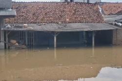 Banjir Karawang Hari Kedua, 340 Rumah Terendam hingga 1.194 Warga Terdampak<