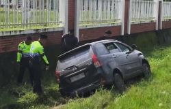 Kecelakaan di Maros, Xenia Bawa 7 Penumpang Masuk Irigasi gegara Sopir Ngantuk<