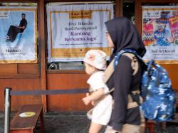 Kreatif! Tirai Penutup Kedai saat Puasa Disulap Jadi Media Promosi Usaha Lokal