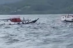 Terekam Video 2 Kapal Penyeberangan di Flores Timur Tenggelam Dihantam Gelombang Tinggi