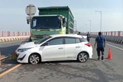 Kecelakaan di Jalur Mudik Suramadu, Truk Tabrak Sedan Bawa Satu Keluarga<