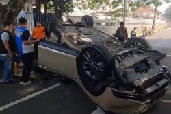 Kecelakaan di Surabaya, Honda HRV Terguling Timpa Pemotor gegara Sopir Mengantuk<