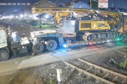 Penampakan Truk Trailer Muatan Alat Berat Tersangkut di Pelintasan KA Kaligawe<