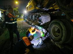 Truk Trailer Tersangkut di Pelintasan Kaligawe, Perjalanan KA di Semarang Terganggu