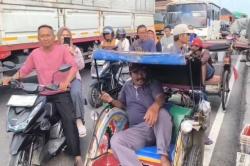 Dilarang Beroperasi saat Arus Mudik, Tukang Becak di Cirebon Tagih Kompensasi<