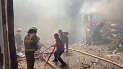 4 Gudang di Cibolerang Bandung Terbakar, 15 Mobil Damkar Dikerahkan<
