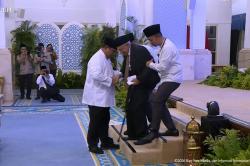 Momen Prabowo Sigap Gandeng Tangan Quraish Shihab usai Ceramah di Istana