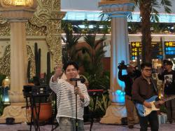Konser Dadakan Juicy Luicy Bikin Bandara Soetta Ramai! Pengunjung Sing Along