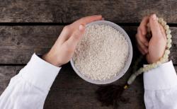 Niat Zakat Fitrah untuk Diri Sendiri dan Keluarga, Lengkap Teks Arab dan Artinya