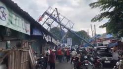 Papan Reklame Besar Roboh di Bekasi, Timpa Toko dan Picu Kemacetan