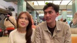 Kisah Romantis di Stasiun Pasar Senen, Pria Ini Setia Antar Kekasih Mudik