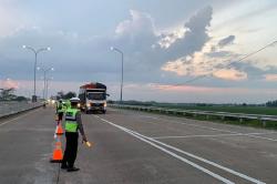Polisi Sekat Truk Sumbu Tiga di Exit Tol Gandulan Pemalang selama Arus Mudik<