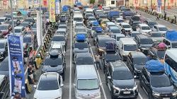 Potret Antrean Panjang Ratusan Mobil Masuk Pelabuhan Merak