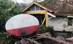Truk Tangki Tabrak Rumah di Sumedang, Warga Berebut Tumpahan Minyak Goreng<