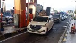 Antrean Kendaraan di Gerbang Tol Pejagan, Banyak Pemudik Kehabisan Saldo E-Toll<