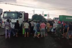 Ngeri! 2 Perempuan Boncengan Motor Tewas Masuk Kolong Truk Tronton di Jombang<