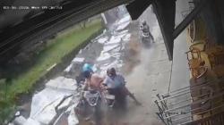 Tembok Bekas Bioskop di Pemalang Roboh Terekam CCTV, Situasi Ramai Kendaraan Melintas<