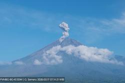 Gunung Semeru Meletus, Ketinggian Kolom Abu Capai 700 Meter<