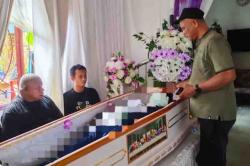 Jenazah Tenaga Medis Korban KKB Tiba di Rumah Duka Sorong, Tangis Keluarga Pecah
