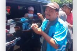 Momen Jokowi Bagi-Bagi THR dan Sembako di Solo, Warga Antusias: Alhamdulillah Senang Banget<