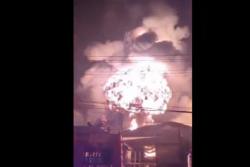 Kebakaran Pabrik Cat di Gresik, Kobaran Api Disertai Ledakan Bikin Panik Warga<