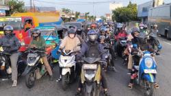 Puncak Arus Mudik H-2 Lebaran, Jalur Pantura Cirebon Padat Didominasi Motor<