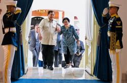 Momen Hangat Pertemuan Prabowo dan Megawati di Istana, Gandeng Tangan hingga Lempar Senyum