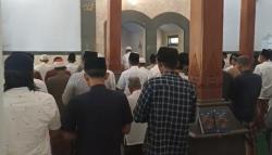 Dijaga Polisi, Ratusan Warga dan Santri di Tulungagung Salat Idulfitri Lebih Awal<