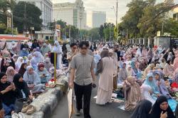 Jemaah Salat Idulfitri PP Muhammadiyah Membeludak ke Jalan Menteng Raya, Lalin Ditutup