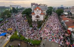 Potret Kerukunan Beragama, Ribuan Umat Muslim Salat Idulfitri di Samping Gereja