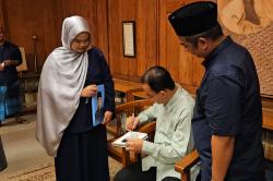 Open House Lebaran, Anies Tanda Tangani Lukisan Karya Pelajar SMA