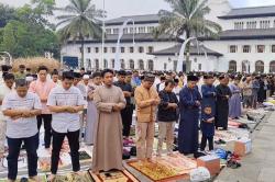 Ribuan Jemaah Padati Gedung Sate, Dedi Mulyadi Salat Id Bersama Warga<