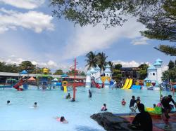 Serunya Main Air di Ampera Waterpark saat Libur Lebaran, Cuaca Panas Berubah Segar!