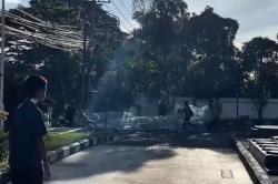 Bikin Panik! Viral Balon Udara Masih Menyala Jatuh di SPBU Ponorogo<