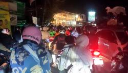Ambulans Bawa Pasien Terjebak Macet Horor di Cibadak, Imbas Pemotor Lawan Arus<