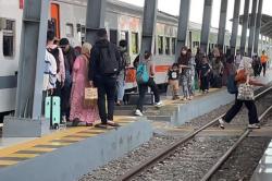 Arus Balik Lebaran, Penumpang Kereta di Stasiun Lamongan Tembus Ribuan Orang<