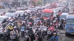 Puncak Arus Balik Lebaran, Kendaraan Padat Merayap di Simpang Empat Palimanan<