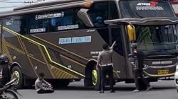 Viral di Madiun! Bus Pariwisata Senggol Polisi Saat Putar Balik Berujung Bersitegang<