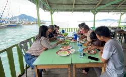Sajikan Aneka Hidangan Laut, Kedai Apung di Bakauheni Jadi Buruan Pemudik dan Wisatawan