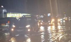 Jalur Pejagan Macet Parah Imbas Banjir, Kendaraan Pemudik Dialihkan ke Tol Tegal